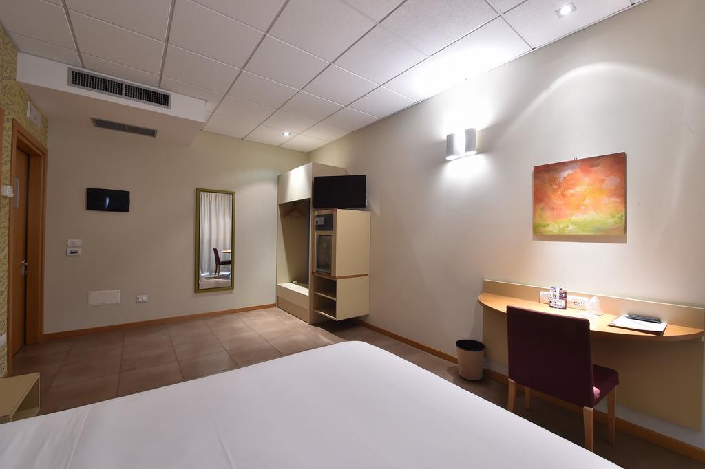 Tati Hotel Луго Екстериор снимка