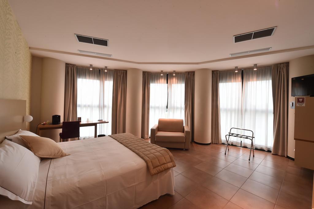 Tati Hotel Луго Екстериор снимка