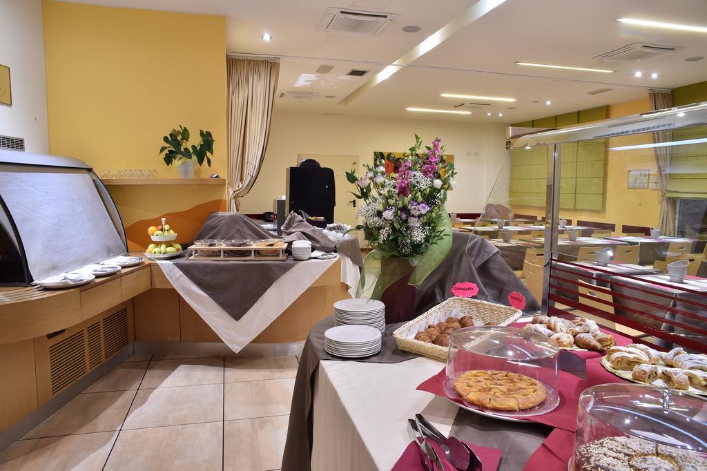 Tati Hotel Луго Екстериор снимка